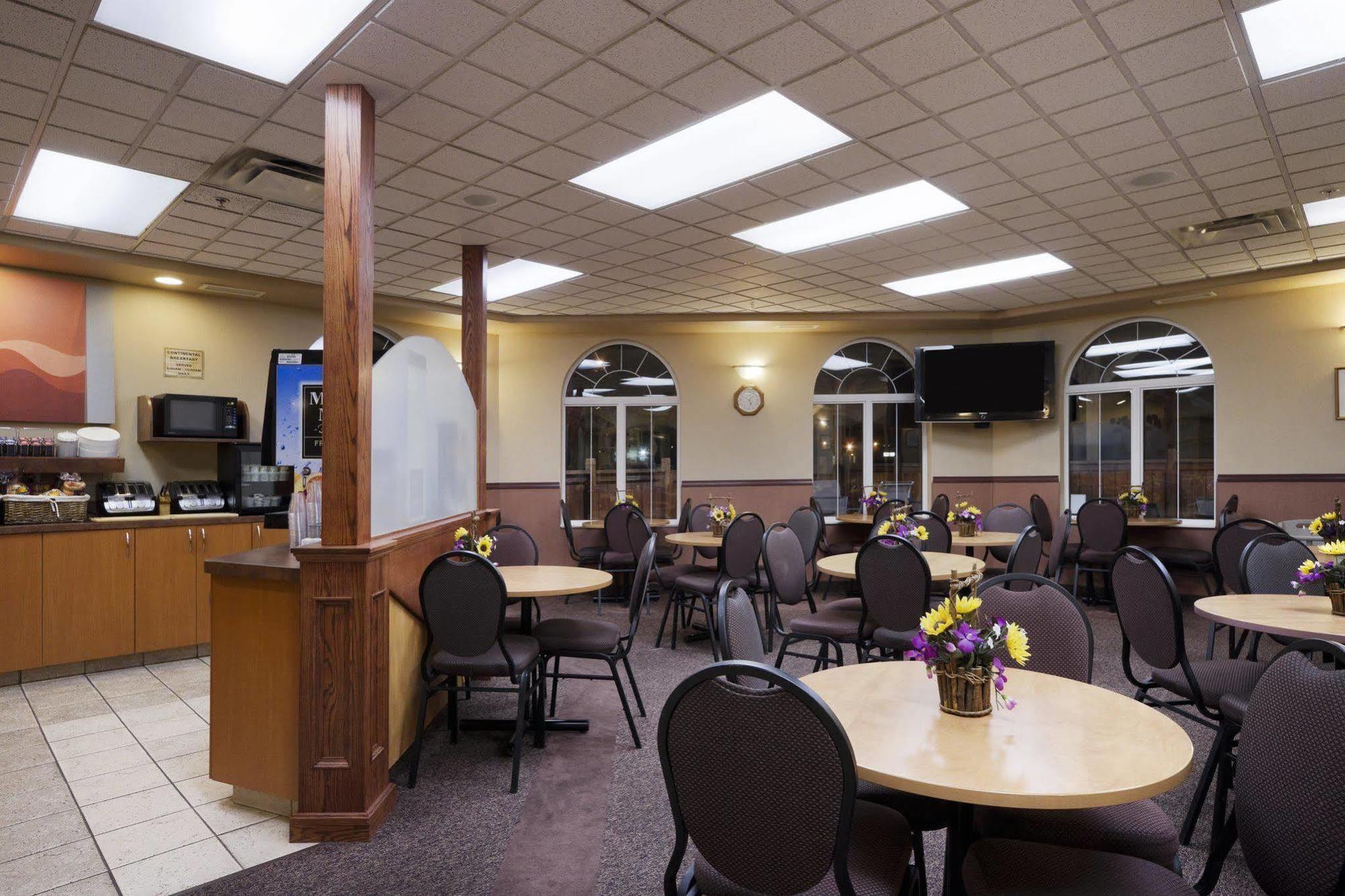 Days Inn & Suites By Wyndham Thunder Bay Exterior photo